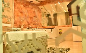 Design Apartment LUX 4 STAR Dubai free WiFi&Parking&Jacuzzi