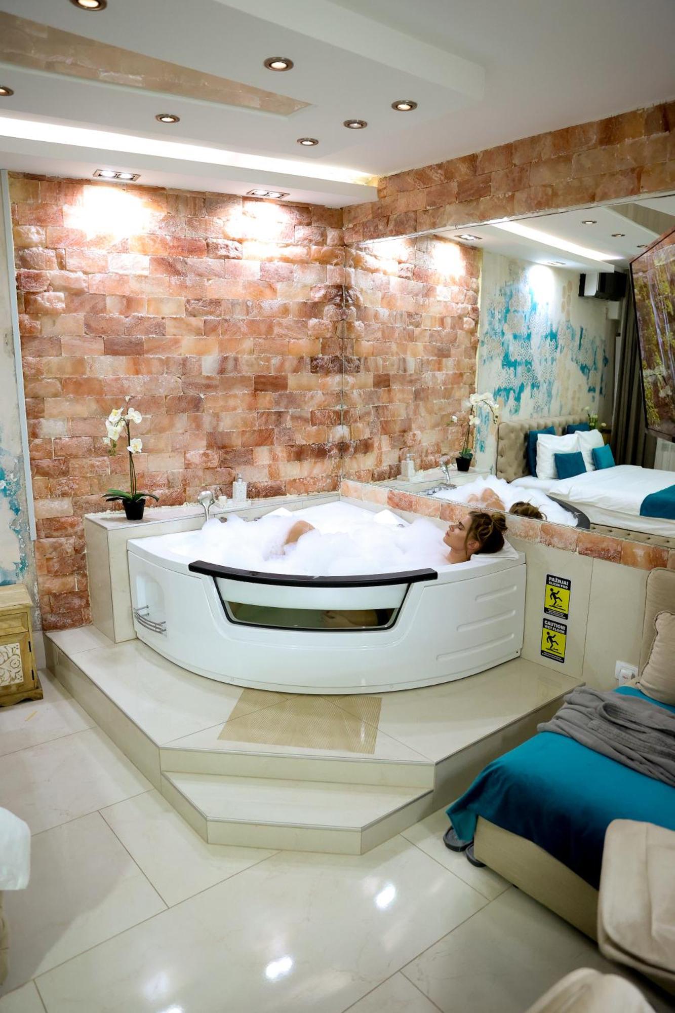 Design Apartment Premium Spa Lux 4 Star "Dubai" Completely Private Wellness & Spa Free Included Sauna & Jacuzzi & Salt Wall & Fire Place & 3D Ceilings & Business Wifi & Netflix & Keyless Code Entry & Full Smart App & Secure 2 Parking Place Ćuprija Exterior foto
